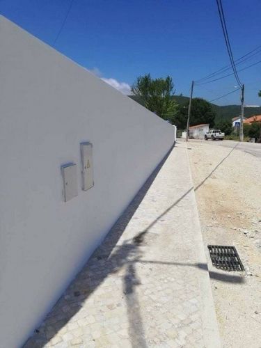 Muro de suporte na sede dos Escuteiros