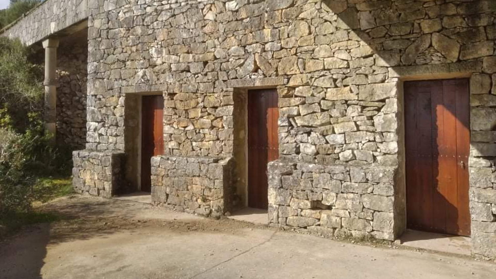 Substituição das portas dos WC's na gruta de Alcobertas